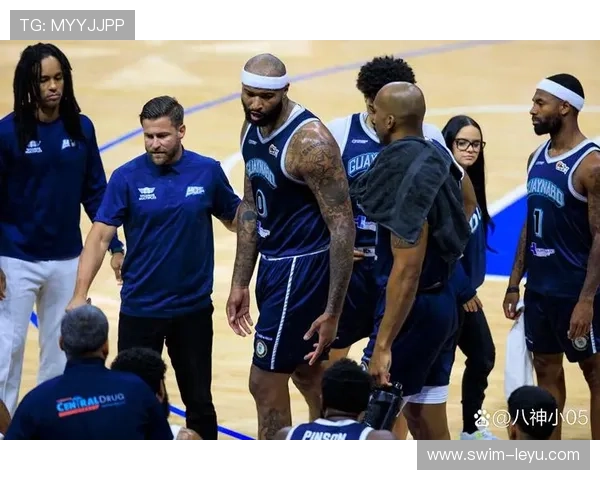 球星在激烈对抗中意外受伤倒地引发全场球迷紧张关注